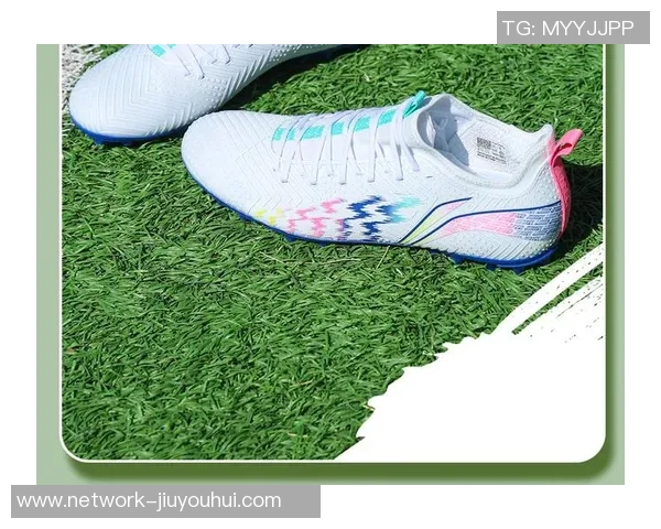 李宁碎钉足球鞋助力球场表现提升尽享速度与灵活性的完美结合 李宁碎钉足球鞋助力球场表现提升尽享速度与灵活性的完美结合