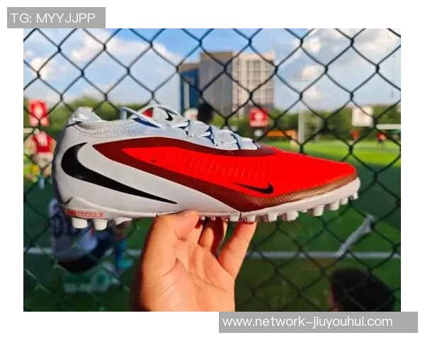 解决足球鞋后脚跟磨脚问题的有效方法与技巧分享 解决足球鞋后脚跟磨脚问题的有效方法与技巧分享